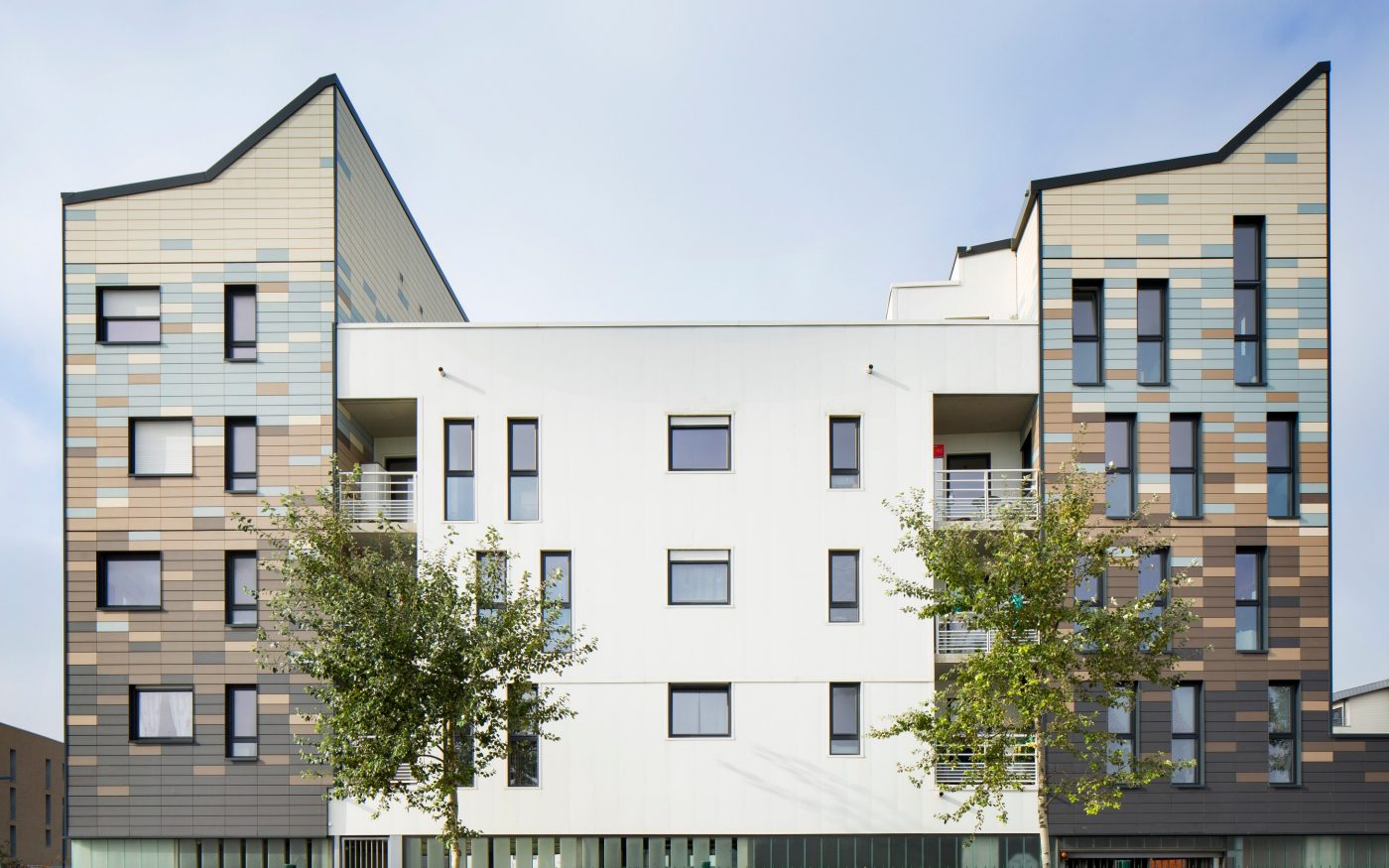 Logement collectif avec 50 logements. 3682 m² SP 5.15 M€ HT. Mise en oeuvre bardage de 2400 m2. Ilot C9, ZAC du Grand Large - Neptune 59140 DUNKERQUE. Panneaux Argeton Argelite 200/640 Gris Volcan, Gris minéral, Gris clair, Bleu glacier, Blanc perle.