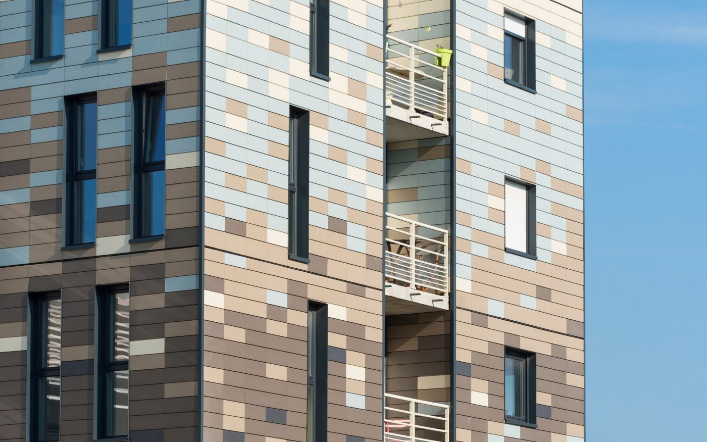 Logement collectif avec 50 logements. 3682 m² SP 5.15 M€ HT. Mise en oeuvre bardage de 2400 m2. Ilot C9, ZAC du Grand Large - Neptune 59140 DUNKERQUE. Panneaux Argeton Argelite 200/640 Gris Volcan, Gris minéral, Gris clair, Bleu glacier, Blanc perle.