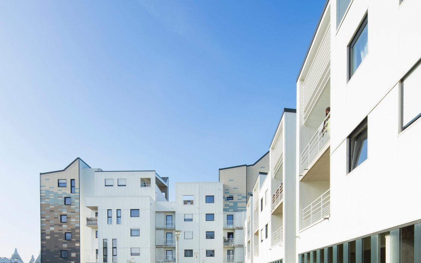 Logement collectif avec 50 logements. 3682 m² SP 5.15 M€ HT. Mise en oeuvre bardage de 2400 m2. Ilot C9, ZAC du Grand Large - Neptune 59140 DUNKERQUE. Panneaux Argeton Argelite 200/640 Gris Volcan, Gris minéral, Gris clair, Bleu glacier, Blanc perle.
