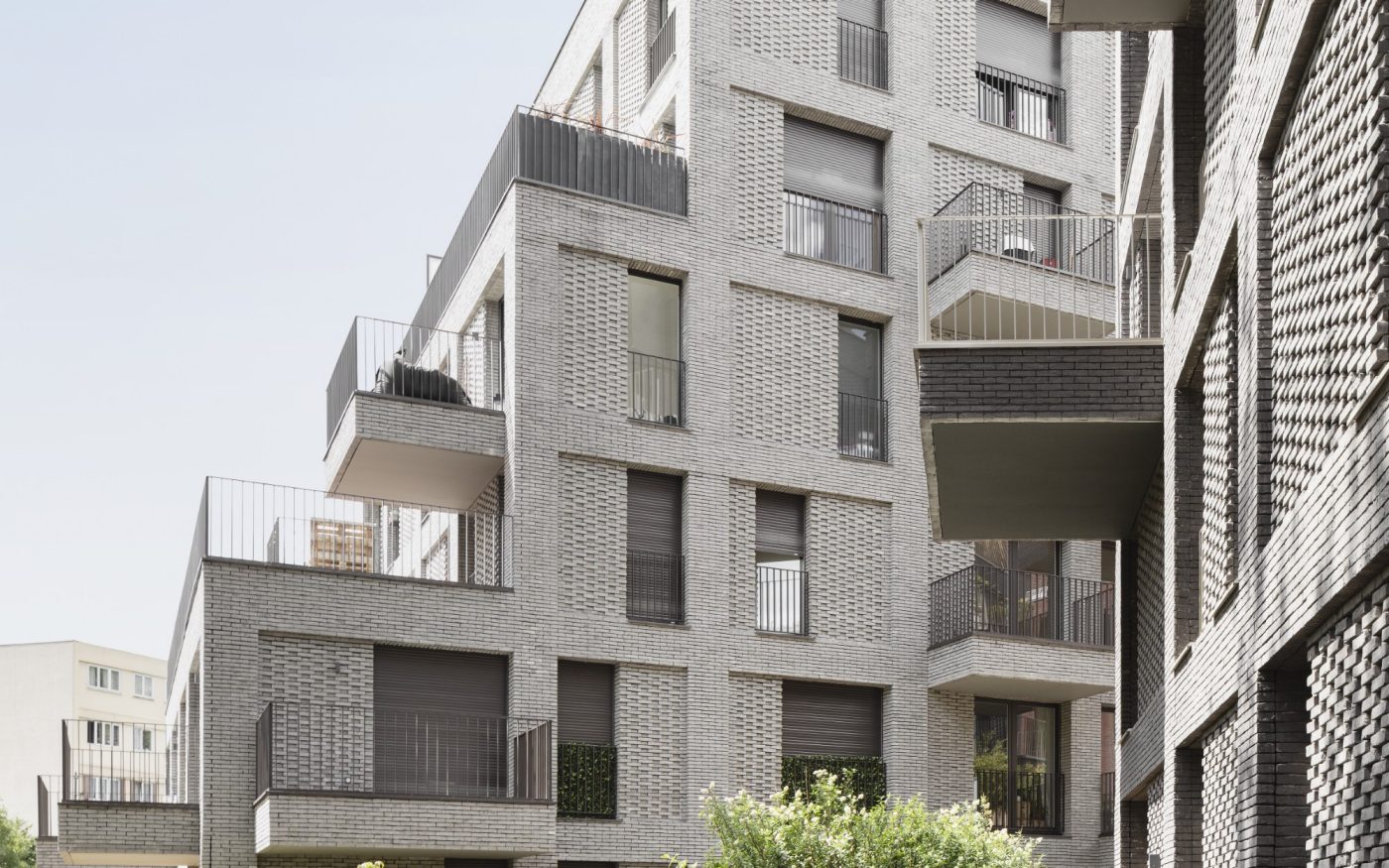 Terca Monde Avenier Cornejo architectes Christelle Cornejo Emergie et Semip Agora gris titane gris anthracite et rouge blauwrood