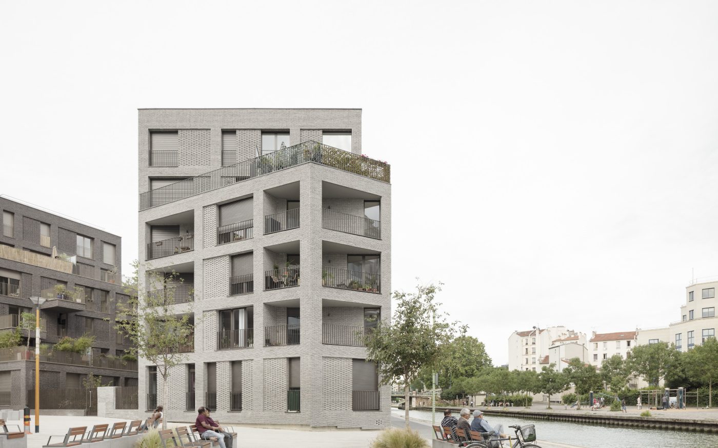 Terca Monde Avenier Cornejo architectes Christelle Cornejo Emergie et Semip Agora gris titane gris anthracite et rouge blauwrood