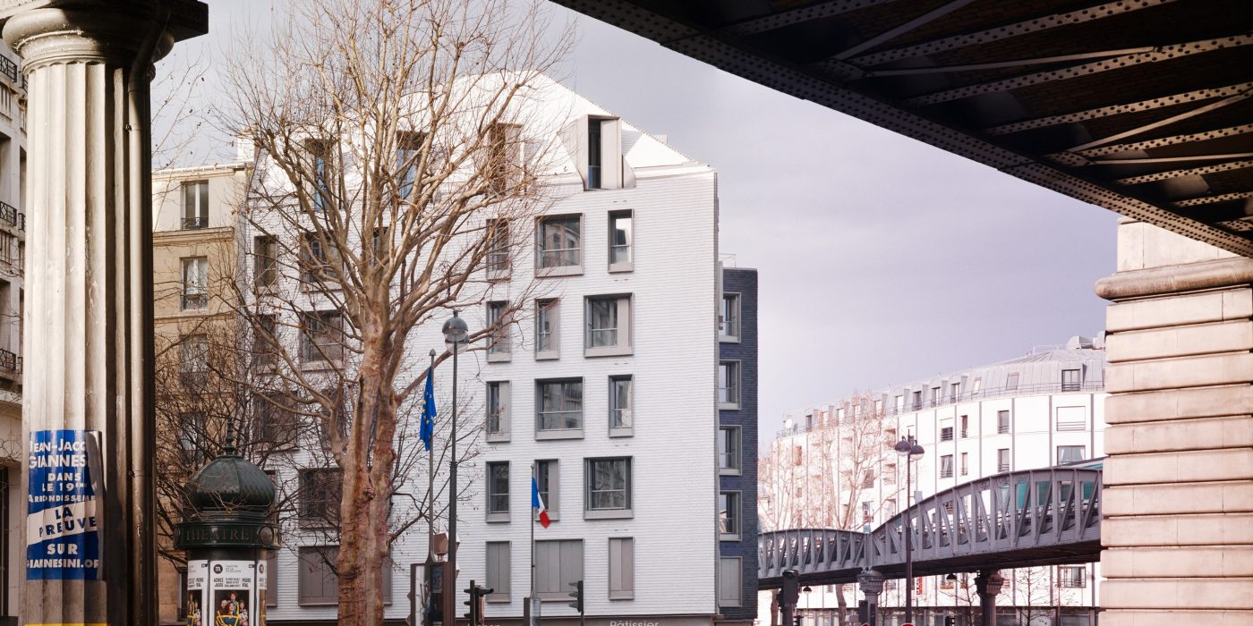 Logements sociaux collectifs de 16 logements et un espace commercial. Aire : 1500 m2. Coût : 3,9 M €. Labels : Paris Climat, BBC Effinergie, H&E profil A. Lauréat Terre Cuite. 147 boulevard de la Villette 75019 PARIS. Tuiles Koramic Tuiles Plates Plate 301 Anthracite, Blanc, Blanc bleuté, Blanc jaunâtre, Noir émaillé mat.