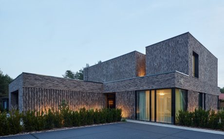 Maison individuelle à Vilnius en Lituanie avec les briques de parement Terca Pagus Gris Noir