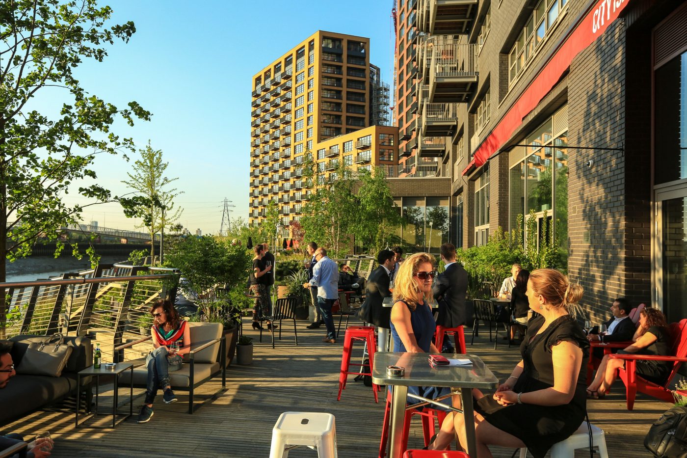Quartier London City Island avec les briques Terca Crystal Emaillées Rouge et Bleu