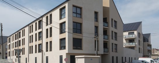 Logement collectif avec trois étages. Résidence Safran, 2 et 4 rue Charles Lefauconnier 14150 OUISTREHAM. Label EP+ C-. Brique Porotherm GF R20.
