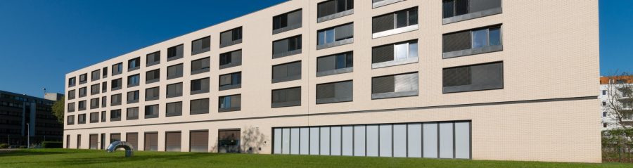 Résidence universitaire  des années 60 avec 4 étages (208 chambres). Résidence universitaire Alfred Weiss, 7 quai du Bruckhof 67100 STRASBOURG. Pose en joints vifs. Brick Terca Ligne Lisse Unie Terre blanche. Mise en oeuvre bardage.