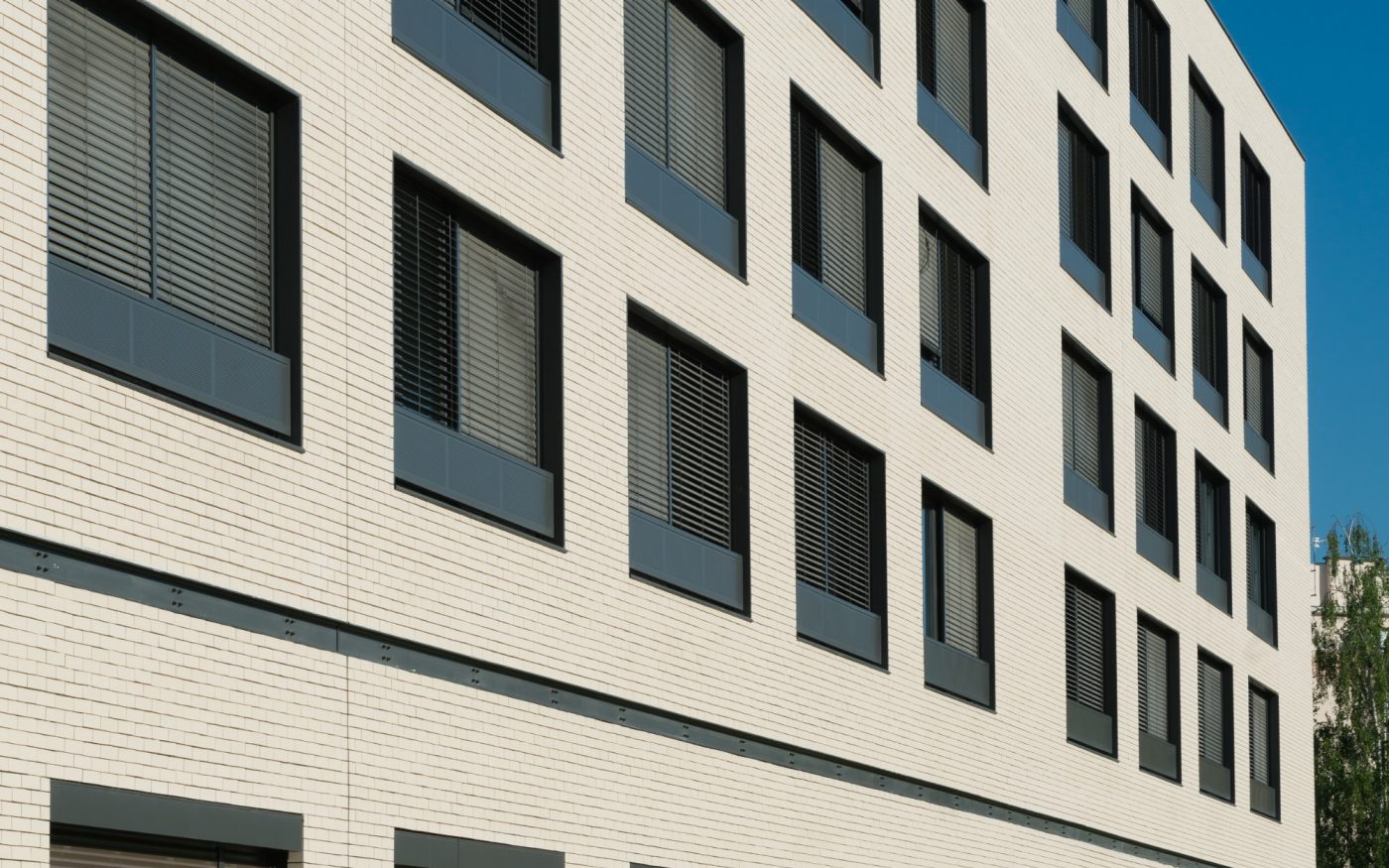 Résidence universitaire  des années 60 avec 4 étages (208 chambres). Résidence universitaire Alfred Weiss, 7 quai du Bruckhof 67100 STRASBOURG. Pose en joints vifs. Brick Terca Ligne Lisse Unie Terre blanche. Mise en oeuvre bardage.