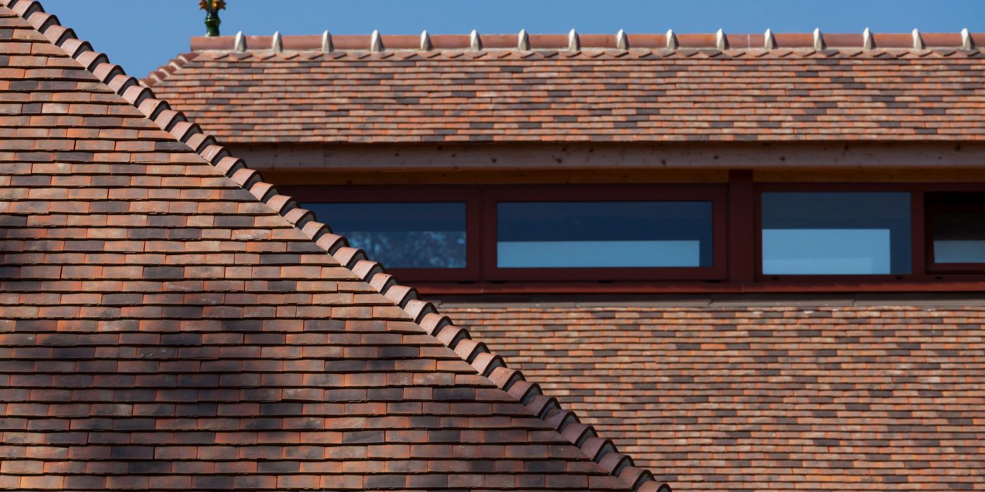 Les écuries Haras des Adelis se trouvent dans un château du 19eme siècle, le château Les Bruyères en Normandie. Haras des Adelis, Château Les Bruyères, Route du Cadran 14340 CAMBREMER. Tuile Koramic Aléonard Saint-Vincent Ambre Foncé (80%), Rouge Obscur (20%).