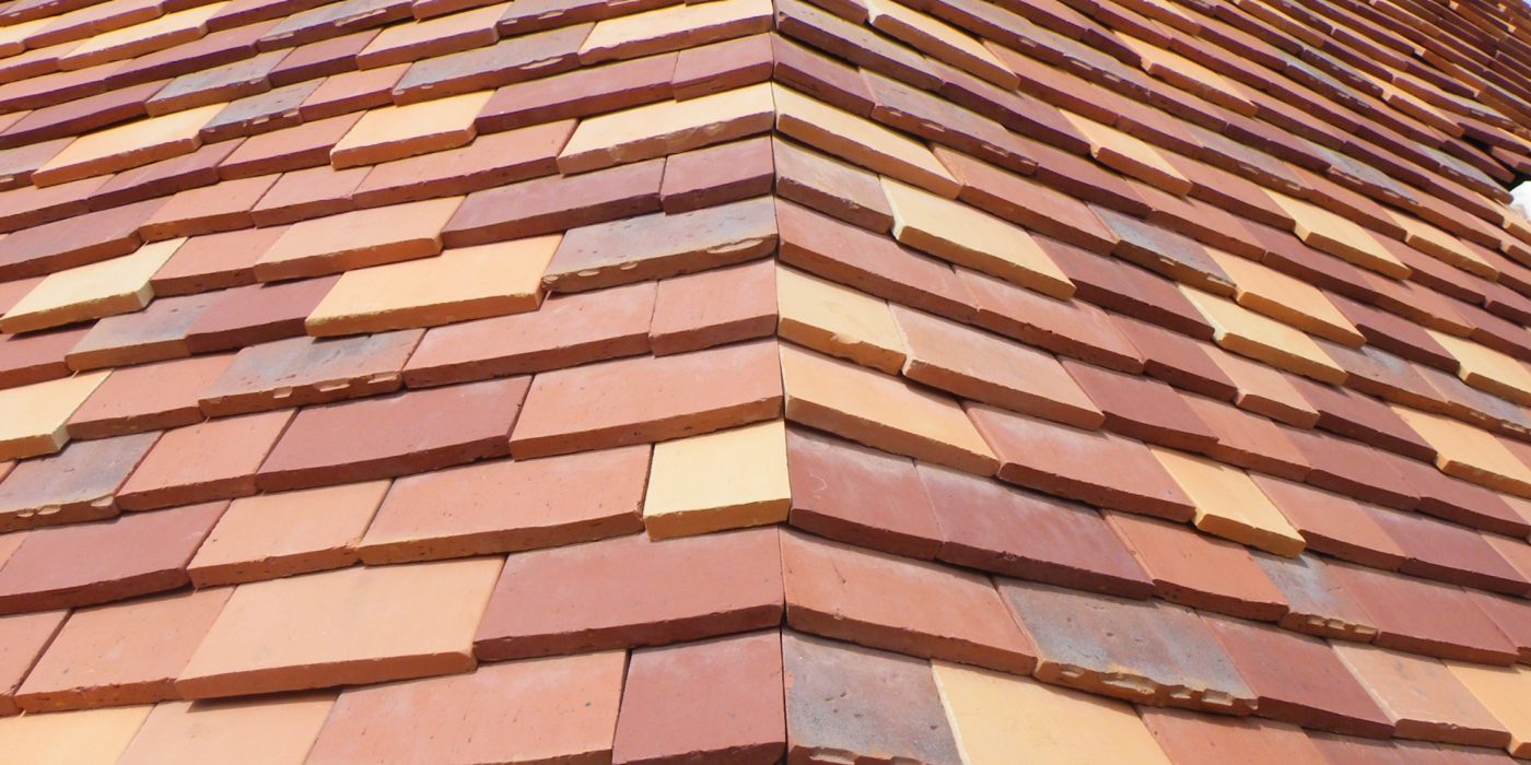 Eglise classée Monument Historique. Lauréat des Trophées Aléonard 2017. Tuile Koramic Aléonard Monuments Historiques 17 x 27, 17 x 28 Ocre Rose, Orange Clair, Rouge naturel, Rouge d'automne, Rouge de Mars.