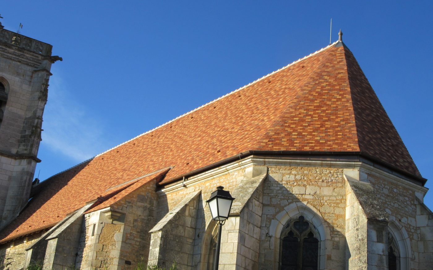 Eglise classée Monument Historique. Lauréat des Trophées Aléonard 2017. Tuile Koramic Aléonard Monuments Historiques 17 x 27, 17 x 28 Ocre Rose, Orange Clair, Rouge naturel, Rouge d'automne, Rouge de Mars.