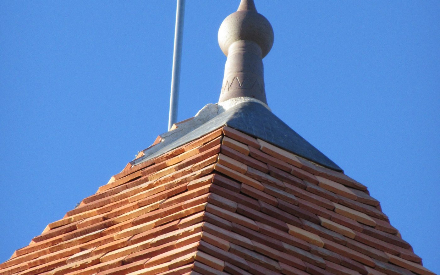 Eglise classée Monument Historique. Lauréat des Trophées Aléonard 2017. Tuile Koramic Aléonard Monuments Historiques 17 x 27, 17 x 28 Ocre Rose, Orange Clair, Rouge naturel, Rouge d'automne, Rouge de Mars.