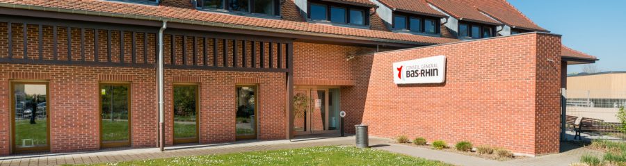 Bâtiment avec un seul étage. Foyer Départemental de l'enfance, 44 rue Stéphanie 67100 STRASBOURG. Briques Terca Terre de rose et tuiles Plate 18 x 38 Ecaille Nuancé.