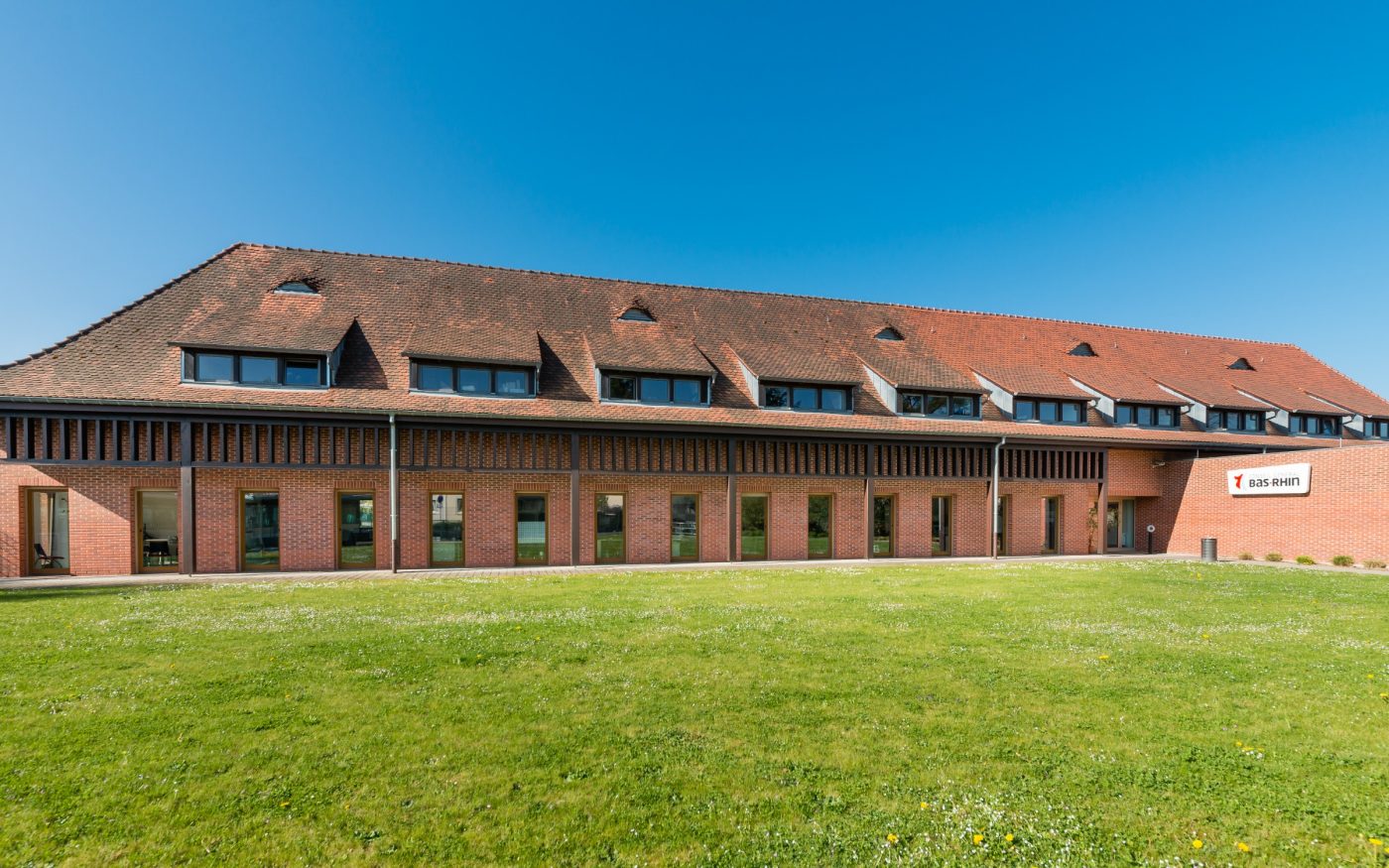 Bâtiment avec un seul étage. Foyer Départemental de l'enfance, 44 rue Stéphanie 67100 STRASBOURG. Briques Terca Terre de rose et tuiles Plate 18 x 38 Ecaille Nuancé.