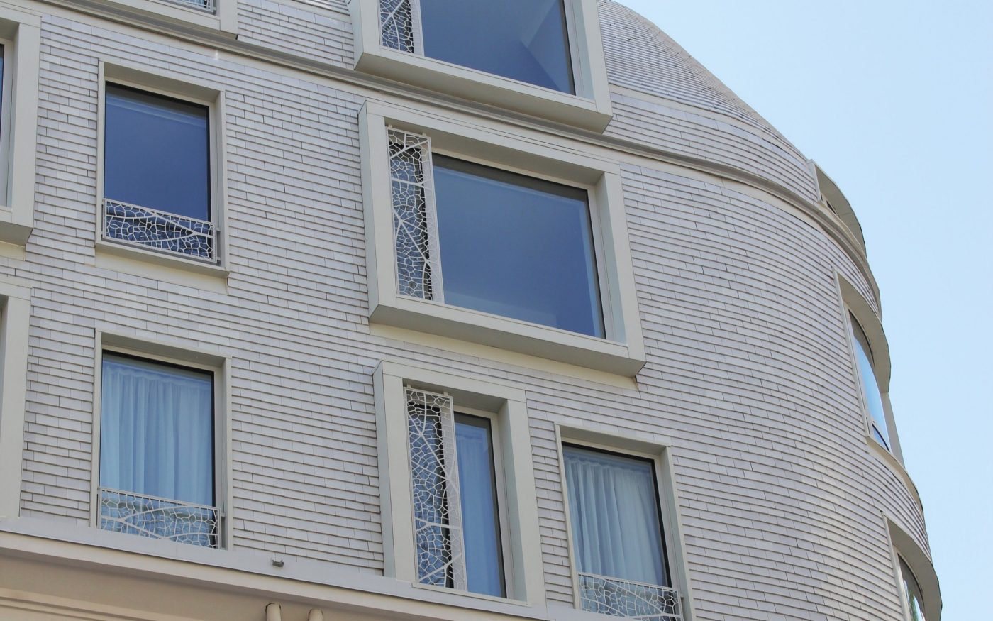 Hôtel de 58 chambres. Hôtel XO, 25 rue Théodore de Banville 75017 PARIS. Mise en œuvre bardage. Tuile Koramic Tuile Plate Plate 301 Blanc Emaillé.