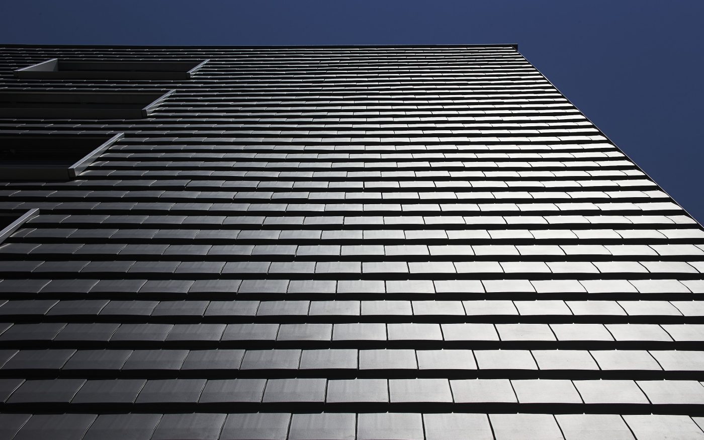 Immeuble de bureaux  avec cinq étages. Mise en œuvre bardage. Immeuble de bureaux Le Lyrol, 13 avenue Lacassagne 69003 LYON. Tuile Koramic Tuile à aspect plat Grand moule Actua Ardoisé.