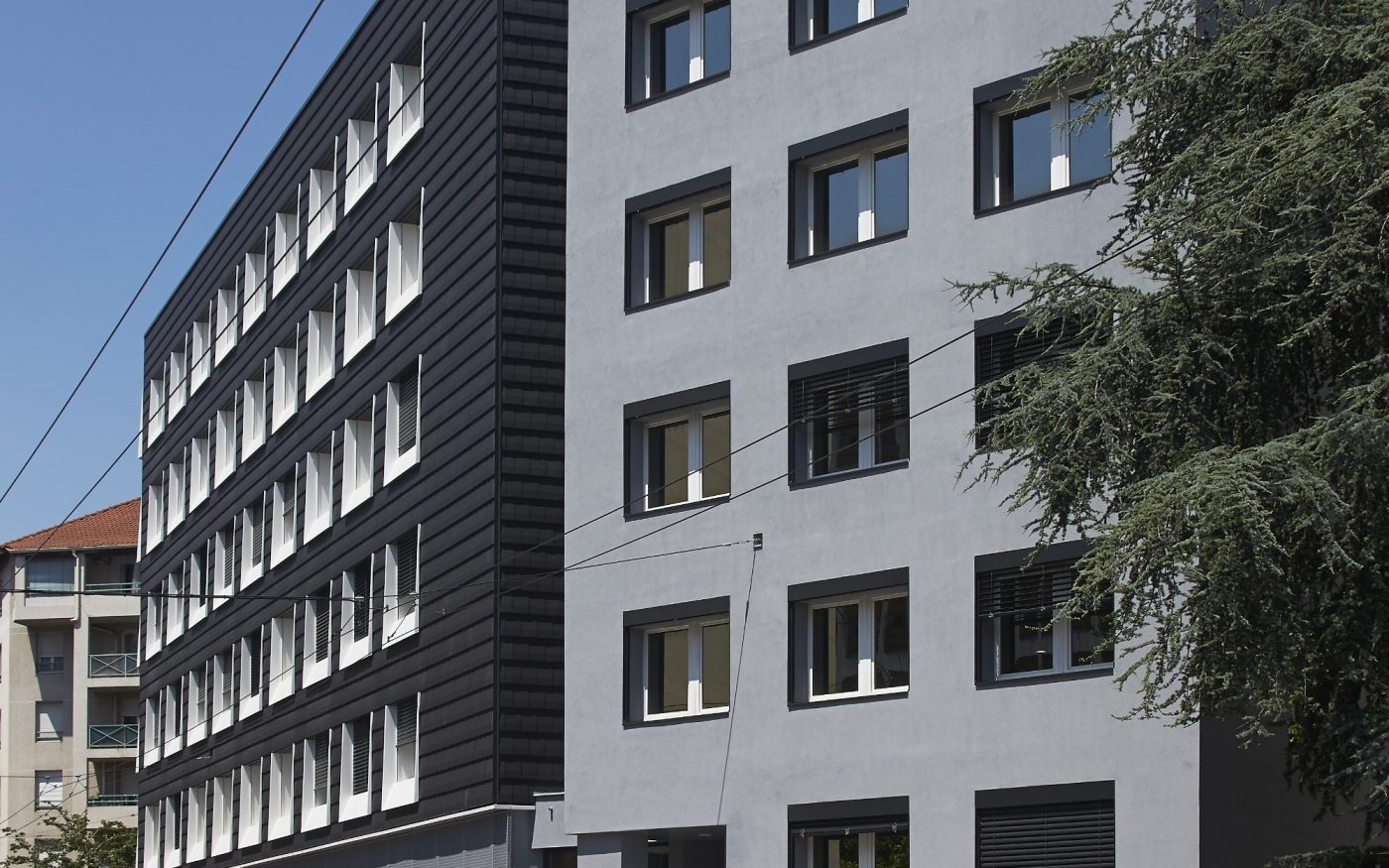 Immeuble de bureaux  avec cinq étages. Mise en œuvre bardage. Immeuble de bureaux Le Lyrol, 13 avenue Lacassagne 69003 LYON. Tuile Koramic Tuile à aspect plat Grand moule Actua Ardoisé.