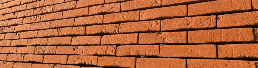Bâtiment avec un seul étage. Piscine municipale de Hautepierre, rue Baden Powell 67200 STRASBOURG. Brique Terca Ligne Moulée Main Forum rojo. Pose en joints vifs. Mise en œuvre bardage.