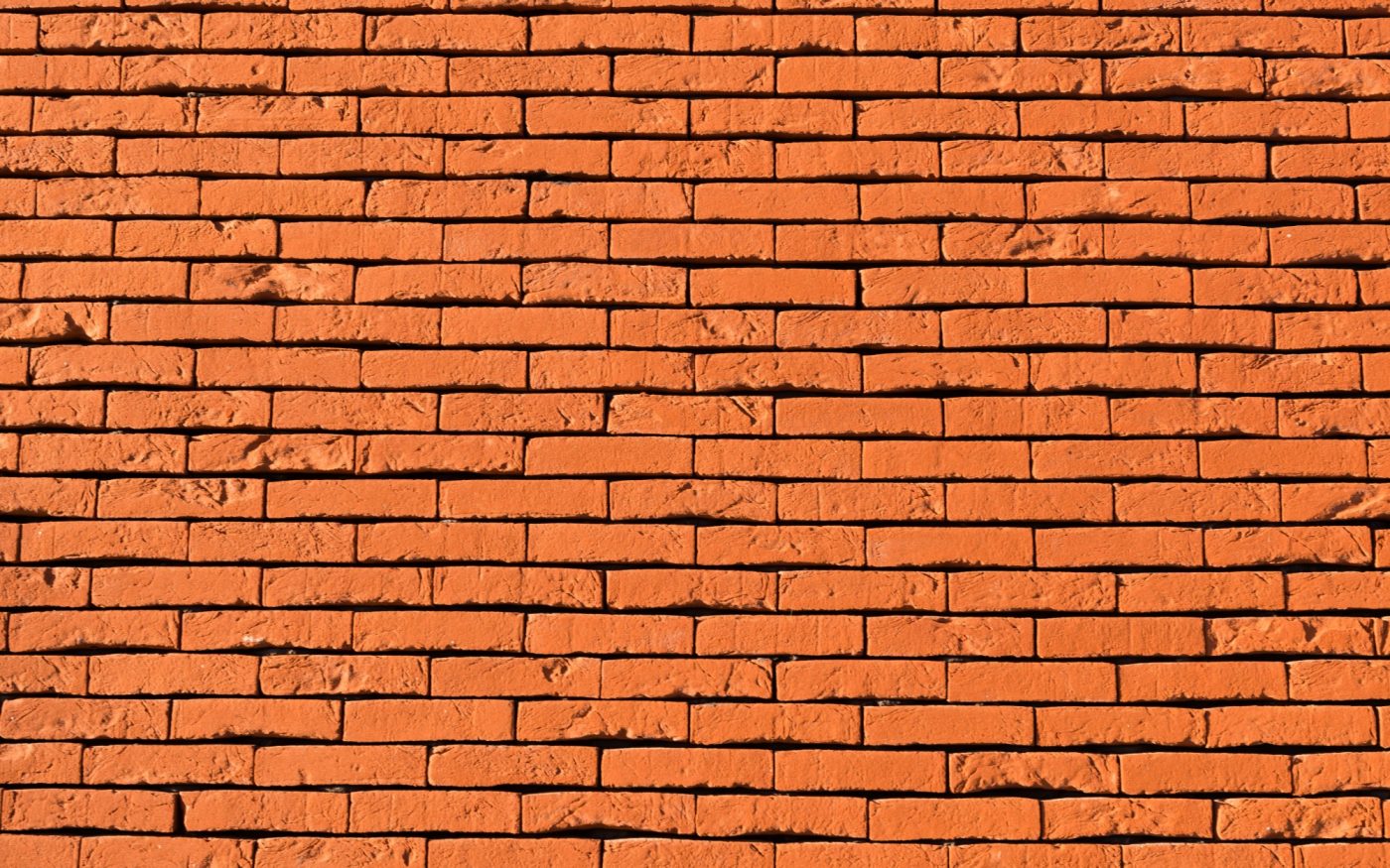 Bâtiment avec un seul étage. Piscine municipale de Hautepierre, rue Baden Powell 67200 STRASBOURG. Brique Terca Ligne Moulée Main Forum rojo. Pose en joints vifs. Mise en œuvre bardage.
