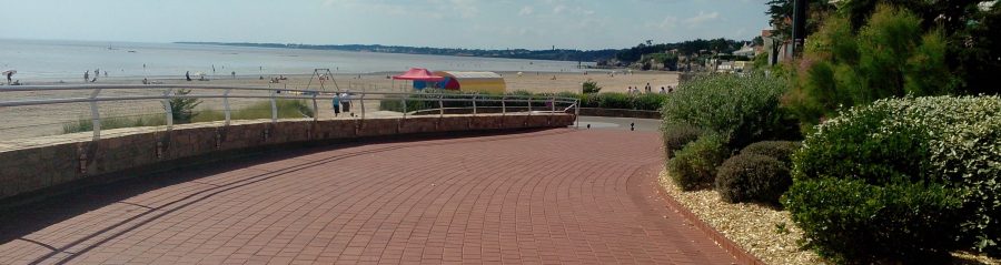 Rénovation La base nautique et la promenade Sainte Anne. Aire : 1300 m2. Pavage place sur sable. 44760 BERNERIE EN RETZ. Pavé Terca Pavés carrés arêtes 150 x 150 x 52 Rosso.