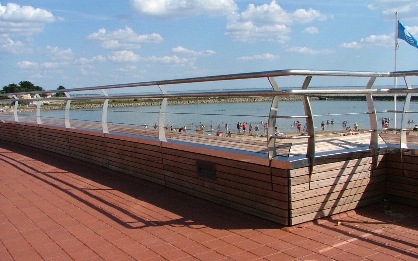 Rénovation La base nautique et la promenade Sainte Anne. Aire : 1300 m2. Pavage place sur sable. 44760 BERNERIE EN RETZ. Pavé Terca Pavés carrés arêtes 150 x 150 x 52 Rosso.