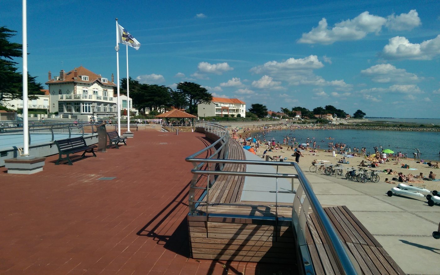 Rénovation La base nautique et la promenade Sainte Anne. Aire : 1300 m2. Pavage place sur sable. 44760 BERNERIE EN RETZ. Pavé Terca Pavés carrés arêtes 150 x 150 x 52 Rosso.