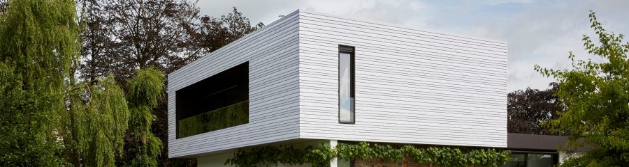 Rénovation d'une villa moderniste à Saint-Nicolas avec le tuiles Koramic Tuile plate 301 Blanc émaillé