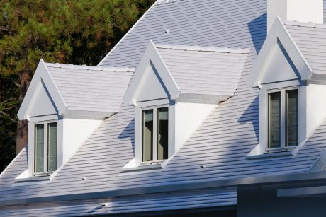 Villa avec un seul étage. Mise en œuvre toiture. Villa La Huttière LE TOUQUET. Tuile Koramic Tuile Plate 301 Blanc émaillé.