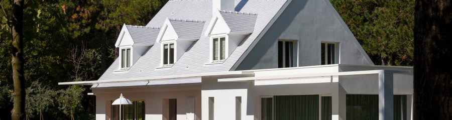 Villa avec un seul étage. Mise en œuvre toiture. Villa La Huttière LE TOUQUET. Tuile Koramic Tuile Plate 301 Blanc émaillé.