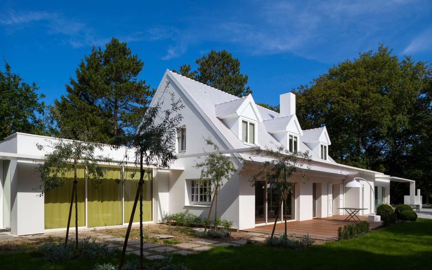 Villa avec un seul étage. Mise en œuvre toiture. Villa La Huttière LE TOUQUET. Tuile Koramic Tuile Plate 301 Blanc émaillé.