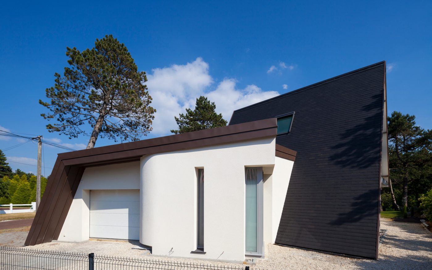 Maison individuelle avec un étage. Villa New Waves, 90 avenue des Sables 62520 Le Touquet. Tuile Koramic Ardoise Céramique Bellus Ardoisé.