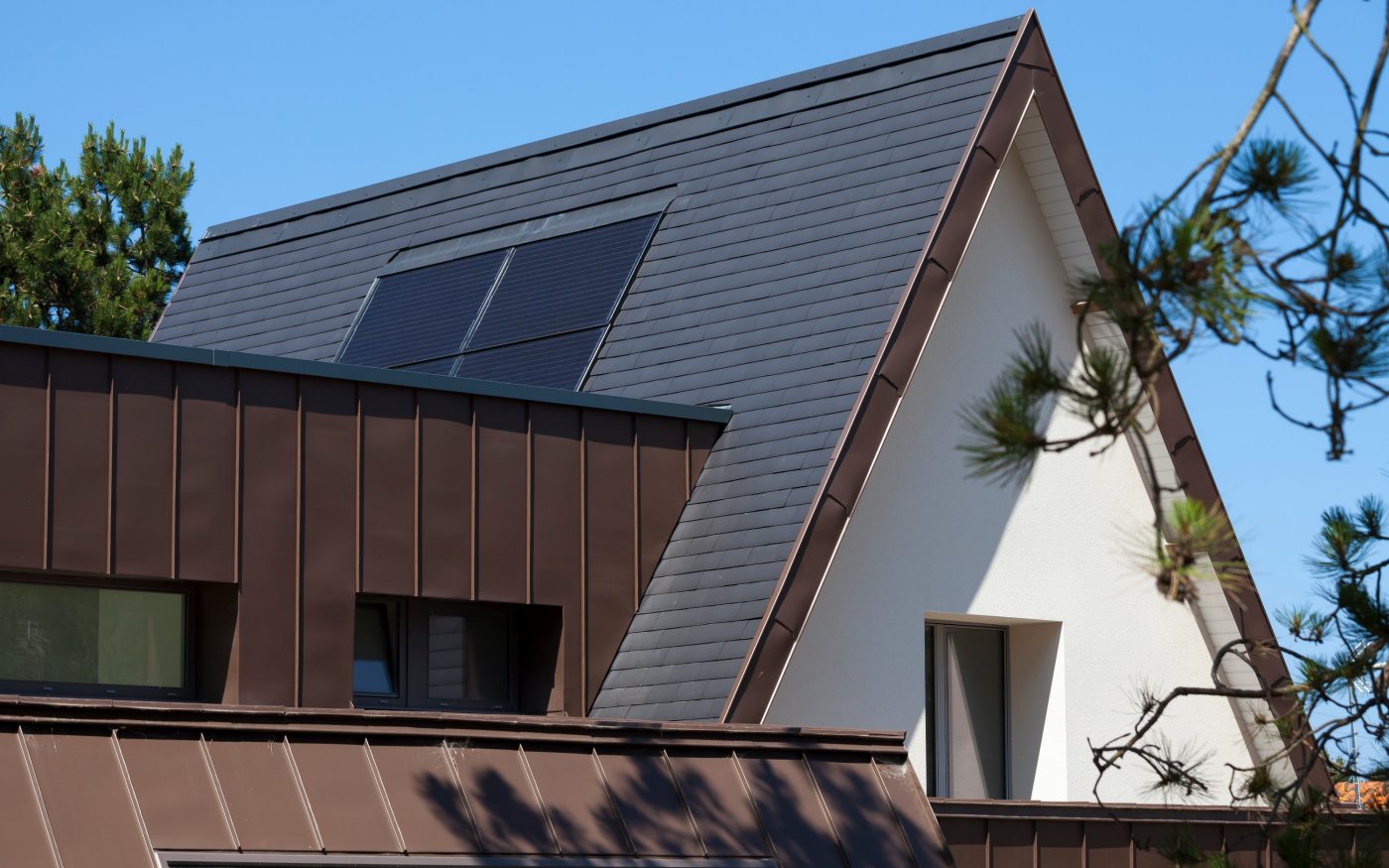 Maison individuelle avec un étage. Villa New Waves, 90 avenue des Sables 62520 Le Touquet. Tuile Koramic Ardoise Céramique Bellus Ardoisé.