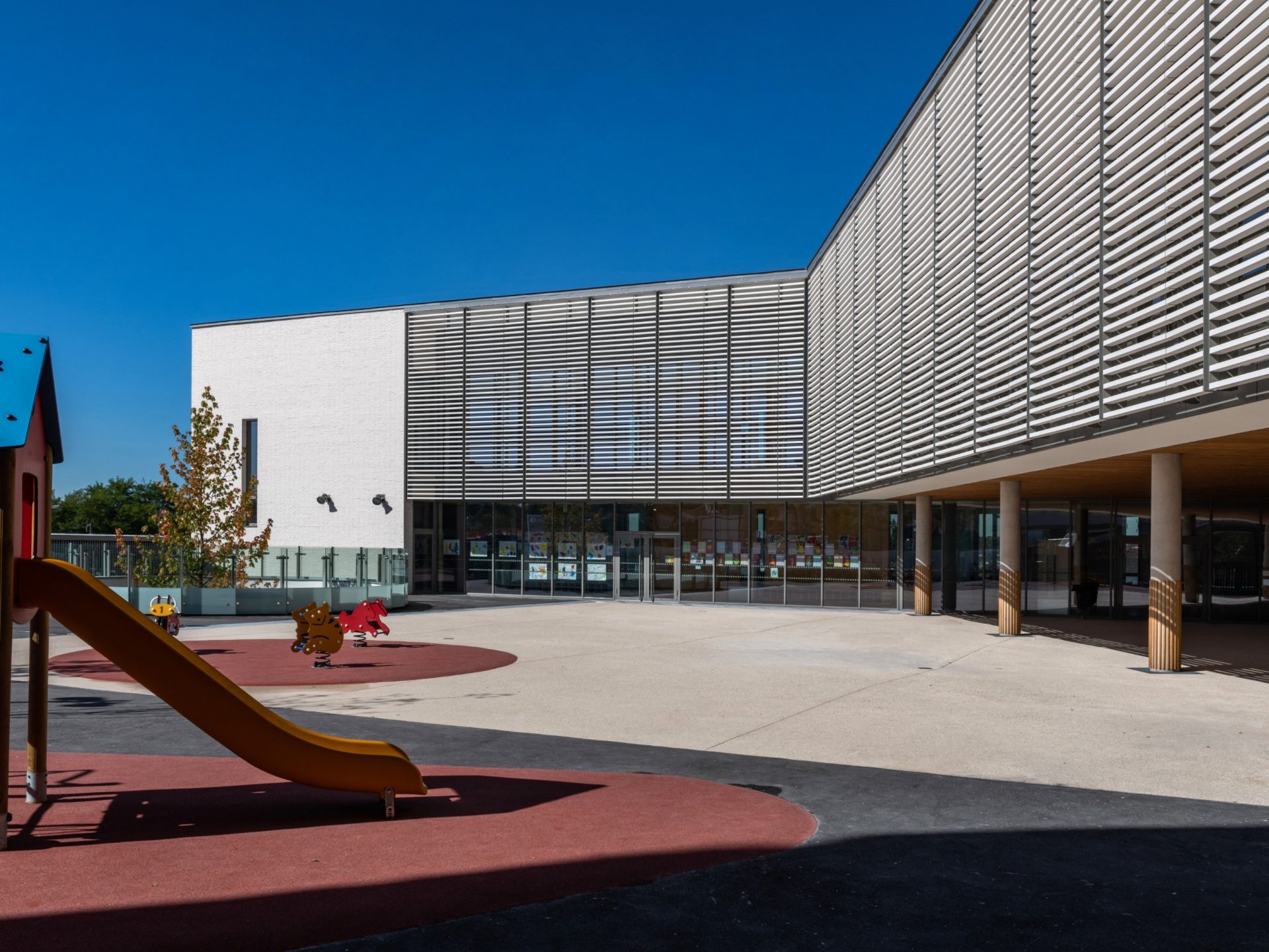 Ecole avec plusieurs bâtiments sur trois étages. Ecole Samuel Wallis, 4 allée anita conti 93160 Noisy le grand.  Brique Oud Kortemark, brique Agora super white, brise soleil.