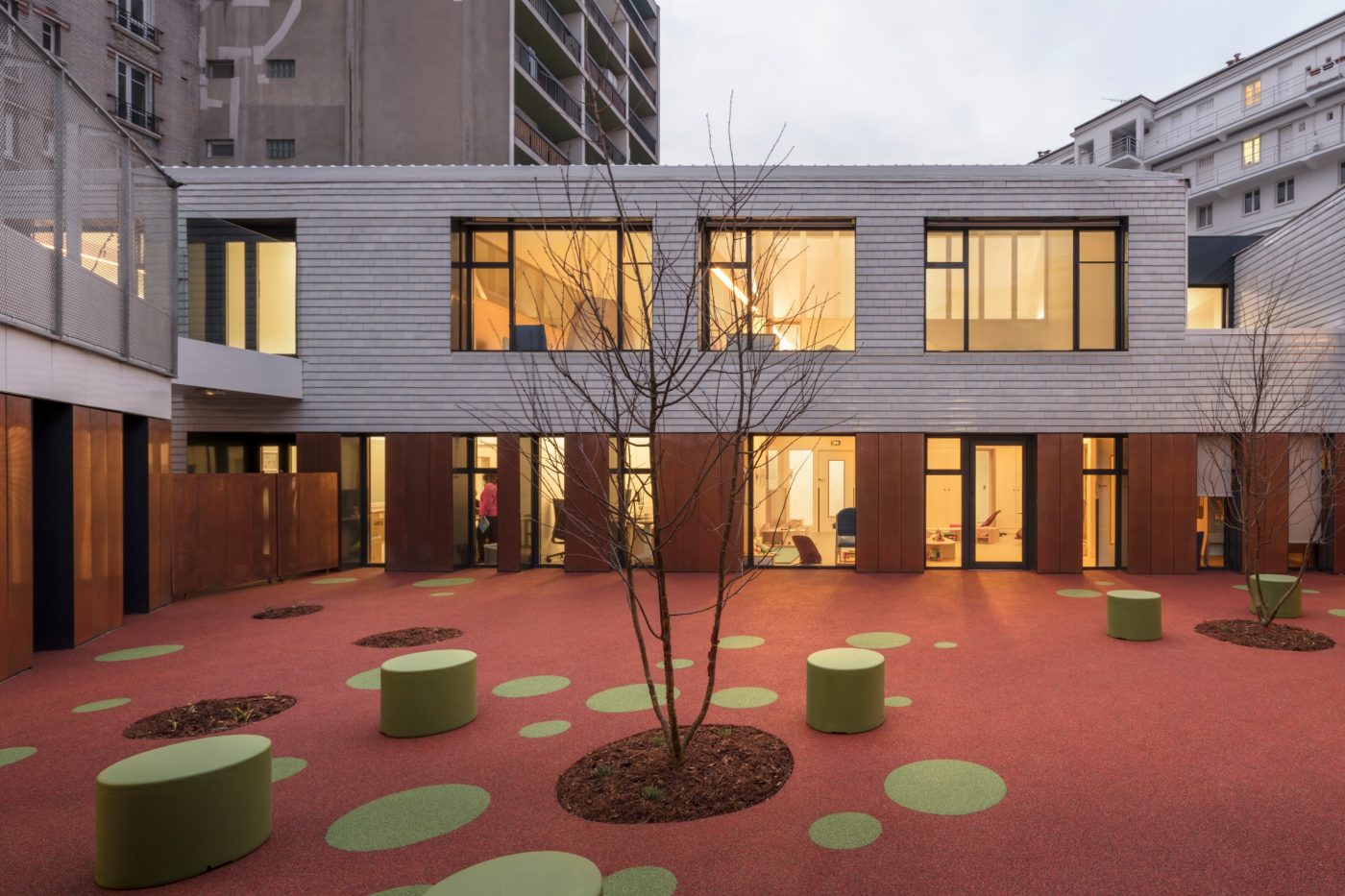 Structure multi-acceuil avec un seul étage.  La Villa Vauvenargues, Pôle enfance avec structure multi-accueil (120 berceaux, accueil de familles fragilisées, crèche associative, crèche faimiale), 10 rue Vauvenargues 75018 PARIS. Tuile Koramic Plate 301 17 x 27 Blanc Emaillé, 3 nuances.