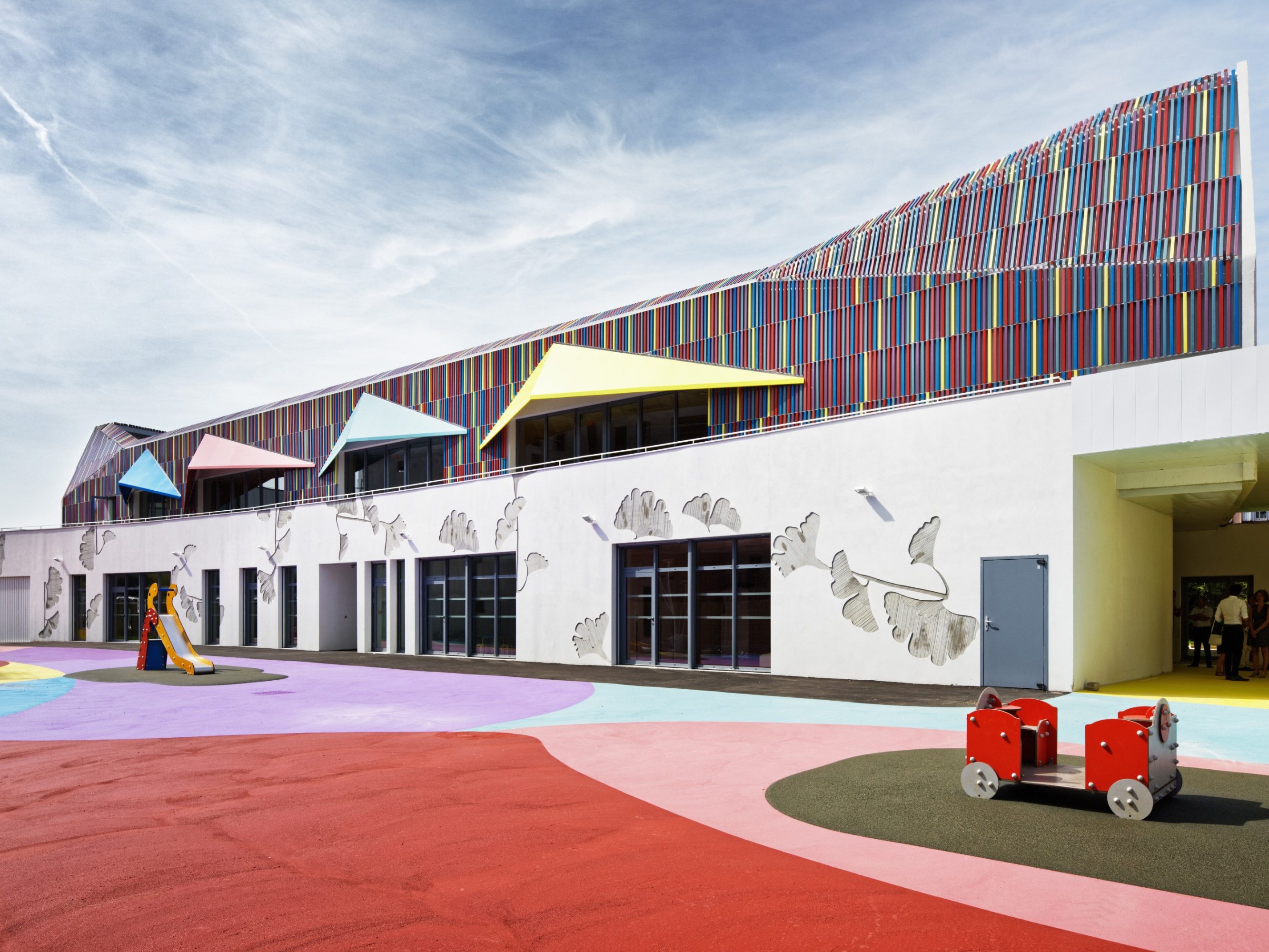 Ecole maternelle de 1325 m2 et bâtiment Haute Qualité Environnementale.  Ecole maternelle Simone Veil, 1 rue Nelson Mandela 94390 VILLIERS SUR MARNE. Panneaux Argeton Barro 50 x 50 Emaillé Rouge, Bleu clair, Jaune, Lilas, Rose.