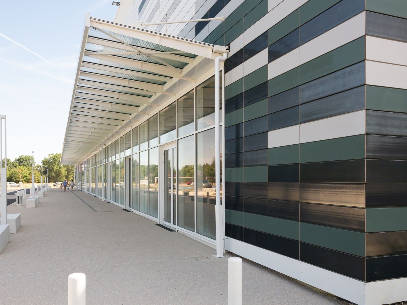 Centre commercial à St Orens rénové avec Piterak Slim blanc brillant, vert de gris, gris clair et acier