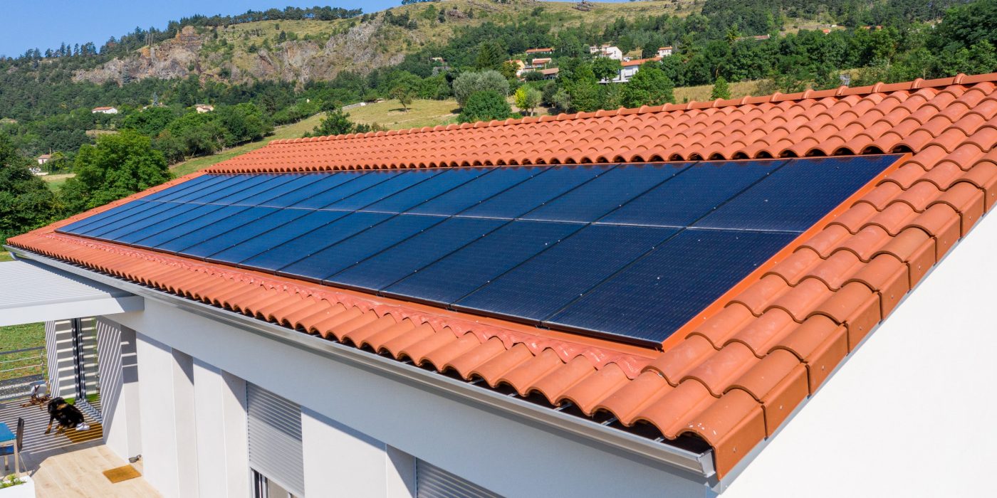 Maison individuelle avec panneaux solaire Solterre PV et tuiles Double Canal Languedoc à Courbon