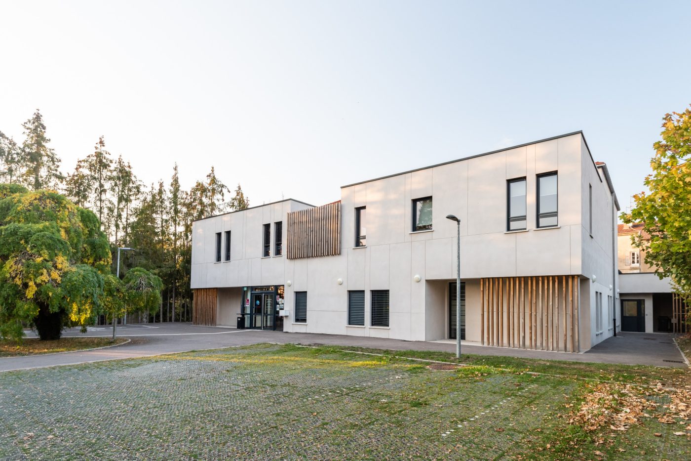 Agence pour l’emploi avec deux niveaux. Agence pôle emploi, Quai Jean Moulin 88300 Neufchateau. Brique CLIMAmur 36