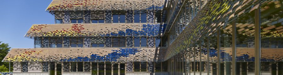Extension du pôle recherche de l'université de Pau. Surface : 3600 m2. Certifications BBC et RT 2012. 25 500 tuiles émaillées Koramic : jaune, rouge et bleu. Gagnant du Grand prix "La Tuile Terre Cuite Architendance" dans la catégorie bâtiment tertiaire.