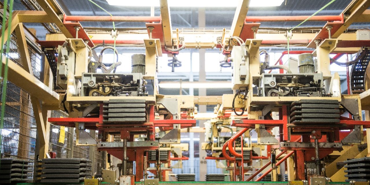 Emballage de tuiles sur le site de Lantenne.