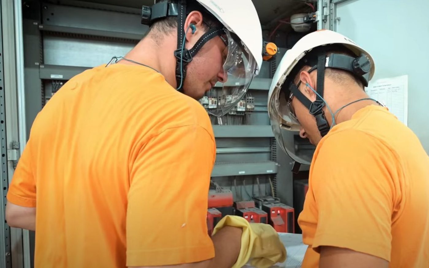 Lucas Prevost et son apprenti , service Maintenance à Lantenne-Vertière (25)