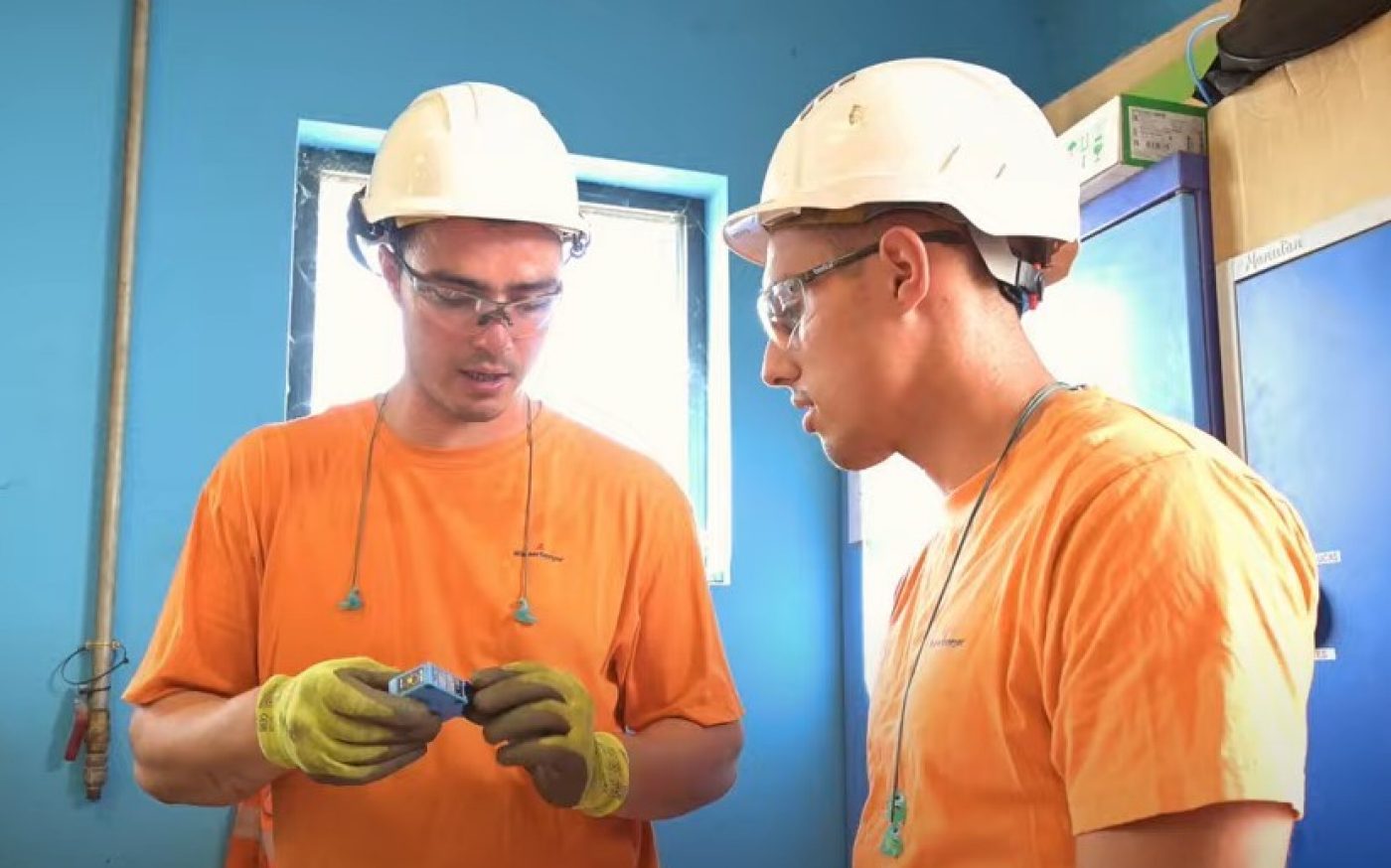 Lucas Prevost et son apprenti , service Maintenance à Lantenne-Vertière (25)