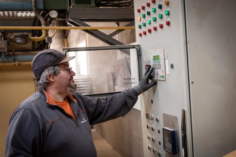 Séchage et cuisson de tuiles Koramic sur le site de Pontigny.