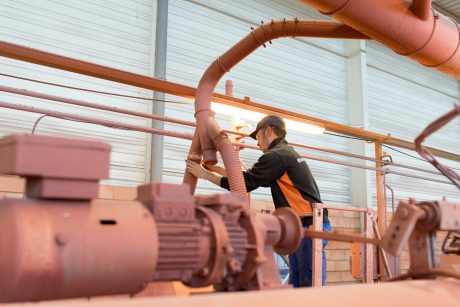 Production des tuiles Koramic sur le site de Lantenne