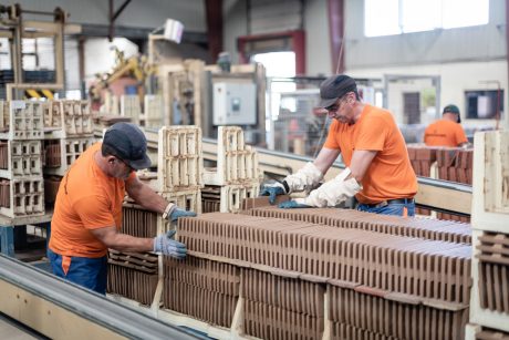Production des tuiles Koramic sur le site de Pontigny
