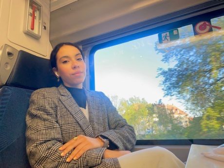 Hanae ELABISSI, Ingénieur Production utilise le train pour se rendre à l'usine de Seltz