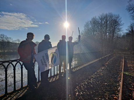 L’association AngouLim collectif d’usager et usagères pour la défense de la ligne ferroviaire Angoulême Limoges lors de la marche du rail organisée en mars 2024 sur les 73 km du tronçon où les trains sont à l’arrêt depuis 6 ans.