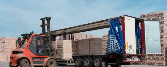 Emballage, transport et logistique des briques Porotherm sur le site d'Achenheim.