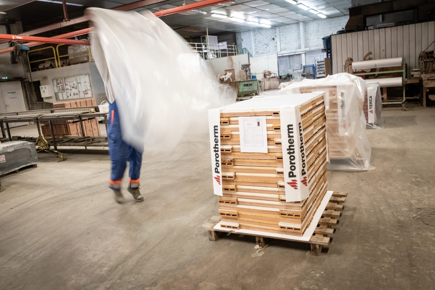 Emballage et stockage de tuiles sur le site de Pontigny.