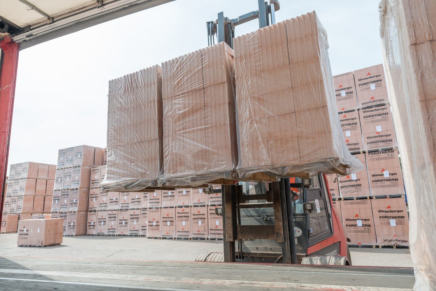 Emballage, transport et logistique des briques Porotherm sur le site d'Achenheim.