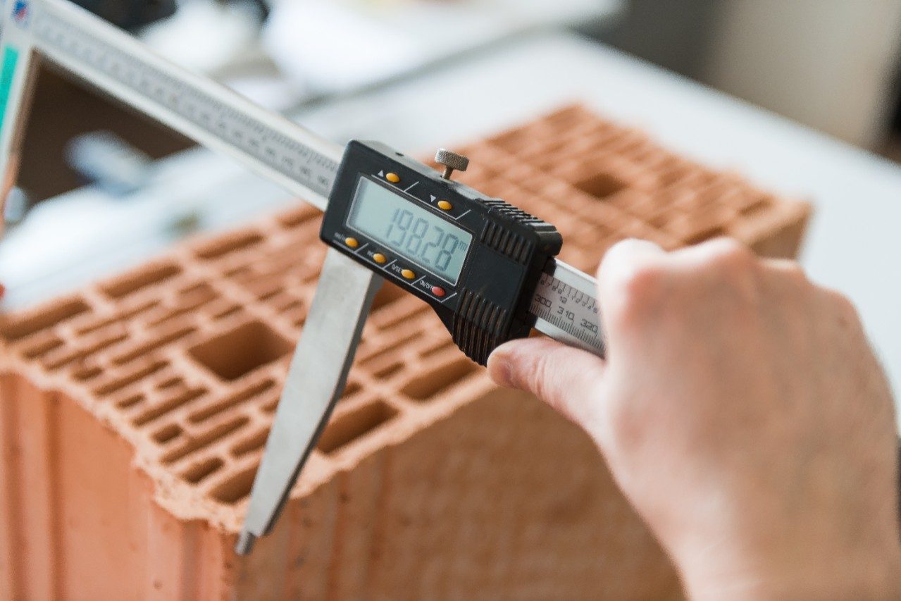 Contrôle qualité de briques Porotherm sur le site d'Achenheim.